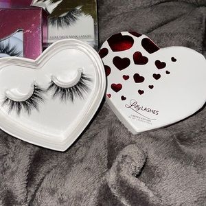 NWT RARE - LILLY LASHES LIMITED EDITION PACKAGE IN 3D MIAMI